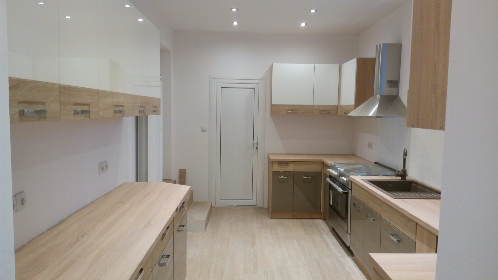 Модулна кухня MDF  бял гланц и MDF капучино, MDF  дъб сонома